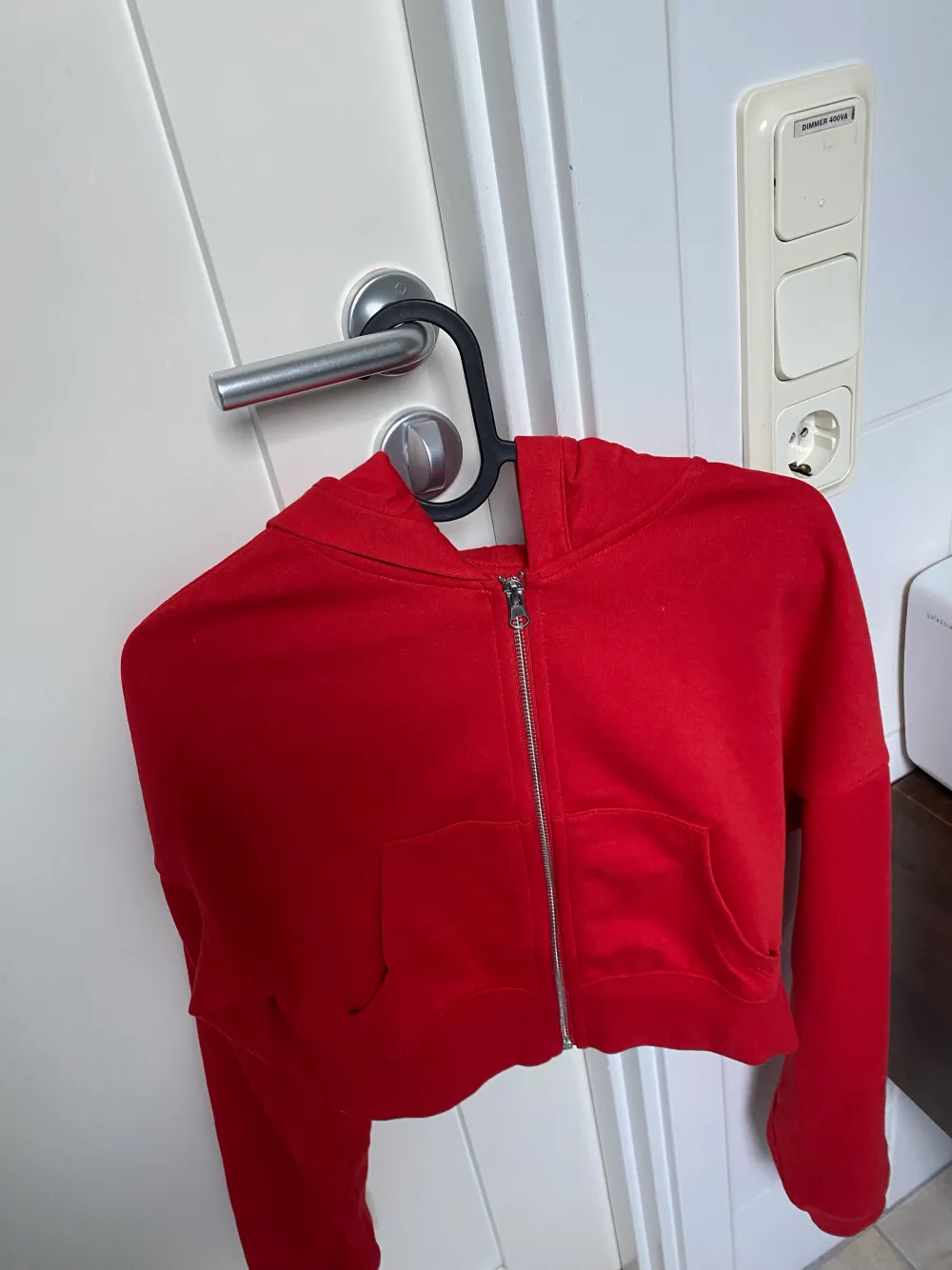 Säljer denna röda croppade zip up hoodie från H&M. Plagget är i bra skick då det bara har används få gånger. Priset kan diskuteras, betalas med Swish. Kan skickas men köpare står för frakten . Tröjor & Koftor.