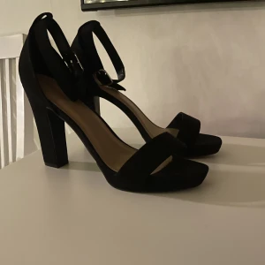 Högklackade skor - Helt nya högklackade skor ifrån zalando, aldrig använda. klackhöjd: 11cm 