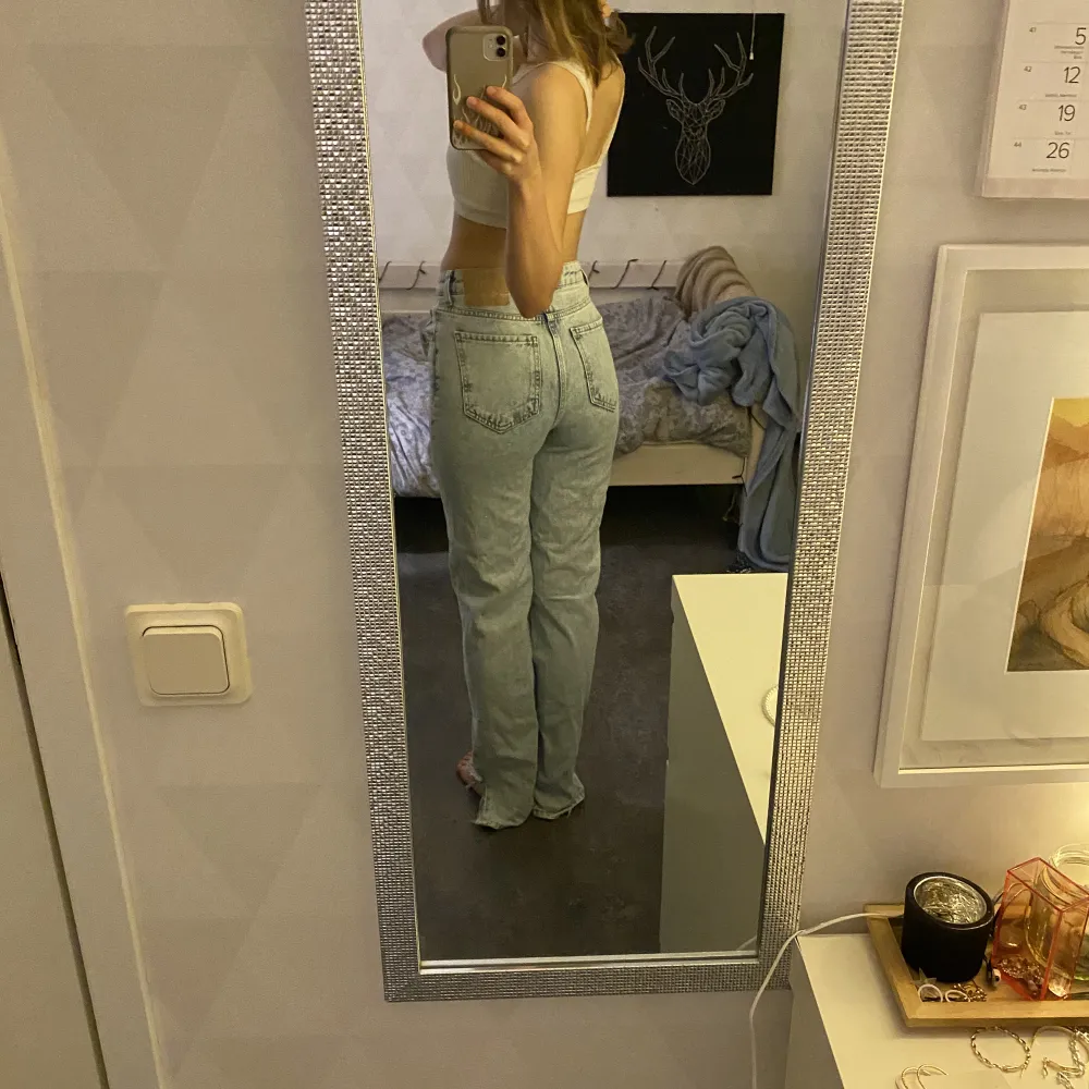 Jättefina jeans från zara, bra i längden med skor för mig som är 167!. Jeans & Byxor.