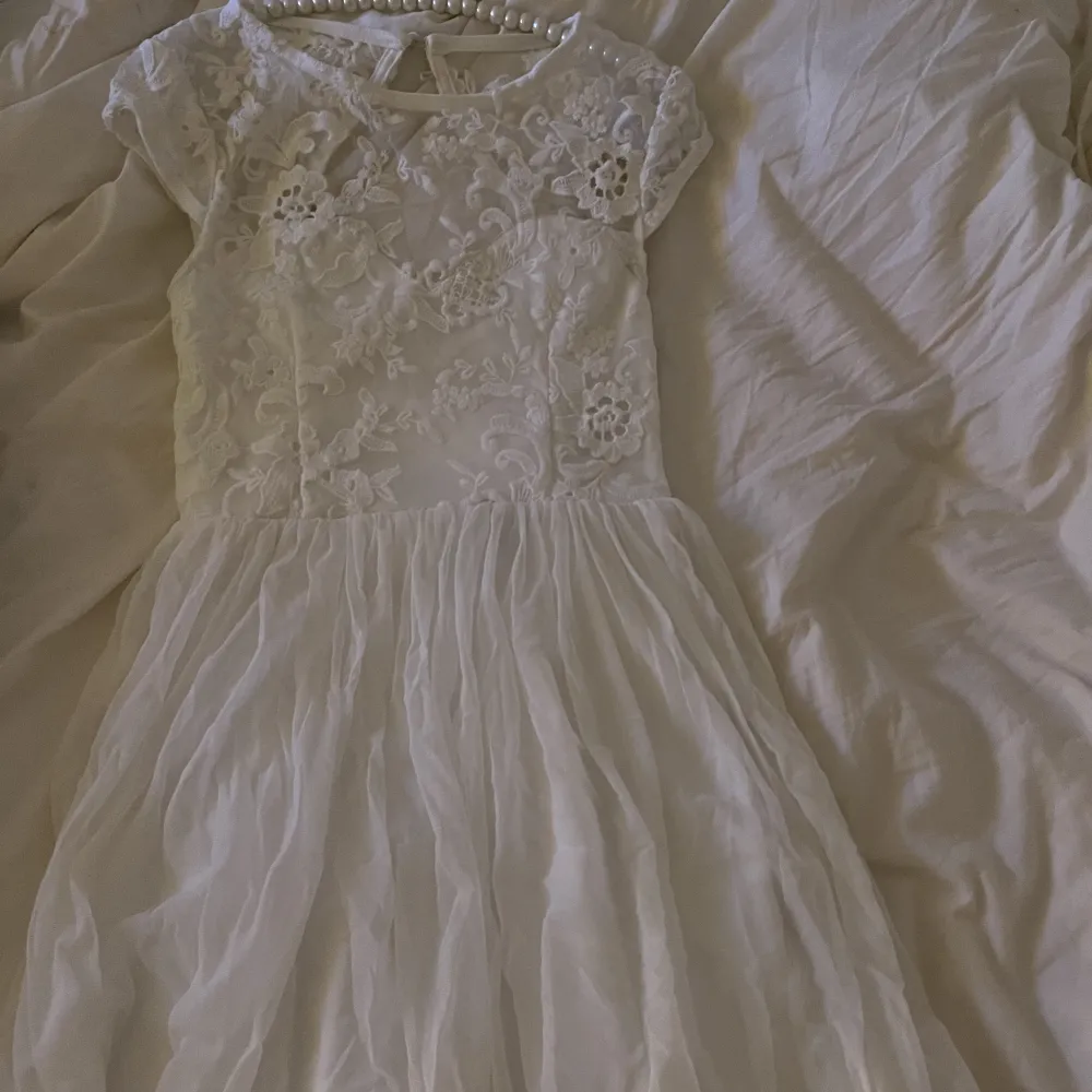 Söt vit klänning från Nelly🤍🤍. Klänningar.