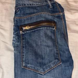 Intressekontroll på mina lågmidjade bootcut jeans. De är köpta secondhand och är en aning för stora. Vid snabb affär och bra bud kanske jag säljer dem. På ena fickan har dragkedjeknappen gått av (kan skicka bild).  Storlek står ej men skulle gissa 36/38⭐️