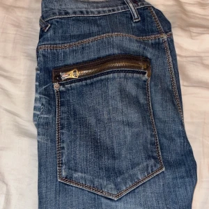 Jeans - Intressekontroll på mina lågmidjade bootcut jeans. De är köpta secondhand och är en aning för stora. Vid snabb affär och bra bud kanske jag säljer dem. På ena fickan har dragkedjeknappen gått av (kan skicka bild).  Storlek står ej men skulle gissa 36/38⭐️