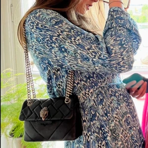 Kurt Geiger väska - Säljer min Kurt Geiger mini kensington crossbody väska 🖤 väl använd men i bra skick förutom lite repor i hörnen och där bak, men det är ingenting som syns när man har på sig väskan.  Köpt för 1800. Betalning via swish, köpare står för frakt. Kan mötas upp