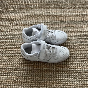 Adidas forum - Sparsamt använda sneakers! Ord pris 1200, mitt pris 400! 