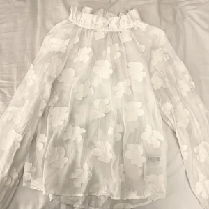 Blus🌩️🤍🌊 - Jättefin luftig blus köpt second hand🤍☁️🌊✨