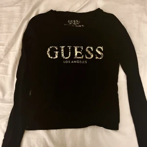 Guess-topp🖤💛 - Jättefin långärmad Guess-tröja med spets i ryggen😢🖤 texten är i guld, syns lite otydligt på bild!