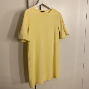 Ralph lauren klänning - Jättefin klänning från Ralph lauren, gul, står ingen storlek men den är som en S. Använd en gång på en skolavslutning💛