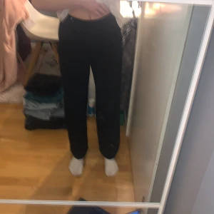 Kostymbyxor - Fina lågmidjade kostymbyxor från bikbok insydda i midjan och längden