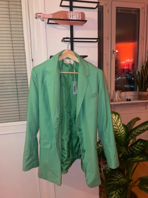 Grön kavaj Nelly strl 42 - Grön kavaj från NLY inköpt ca 1 år sedan, endast använd en gång, nyskick.