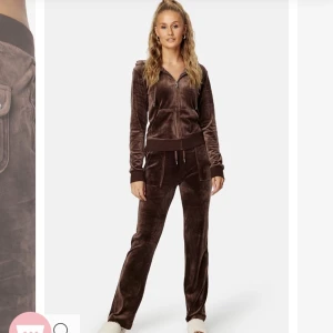 Bruna Juicy byxor  - Säljer dessa bruna juicy byxor i storleken XSS för 550-700 kronor om nån är intresserad 💕 säljer dessa byxor eftersom jag tänkte köpa ett par nya 💕