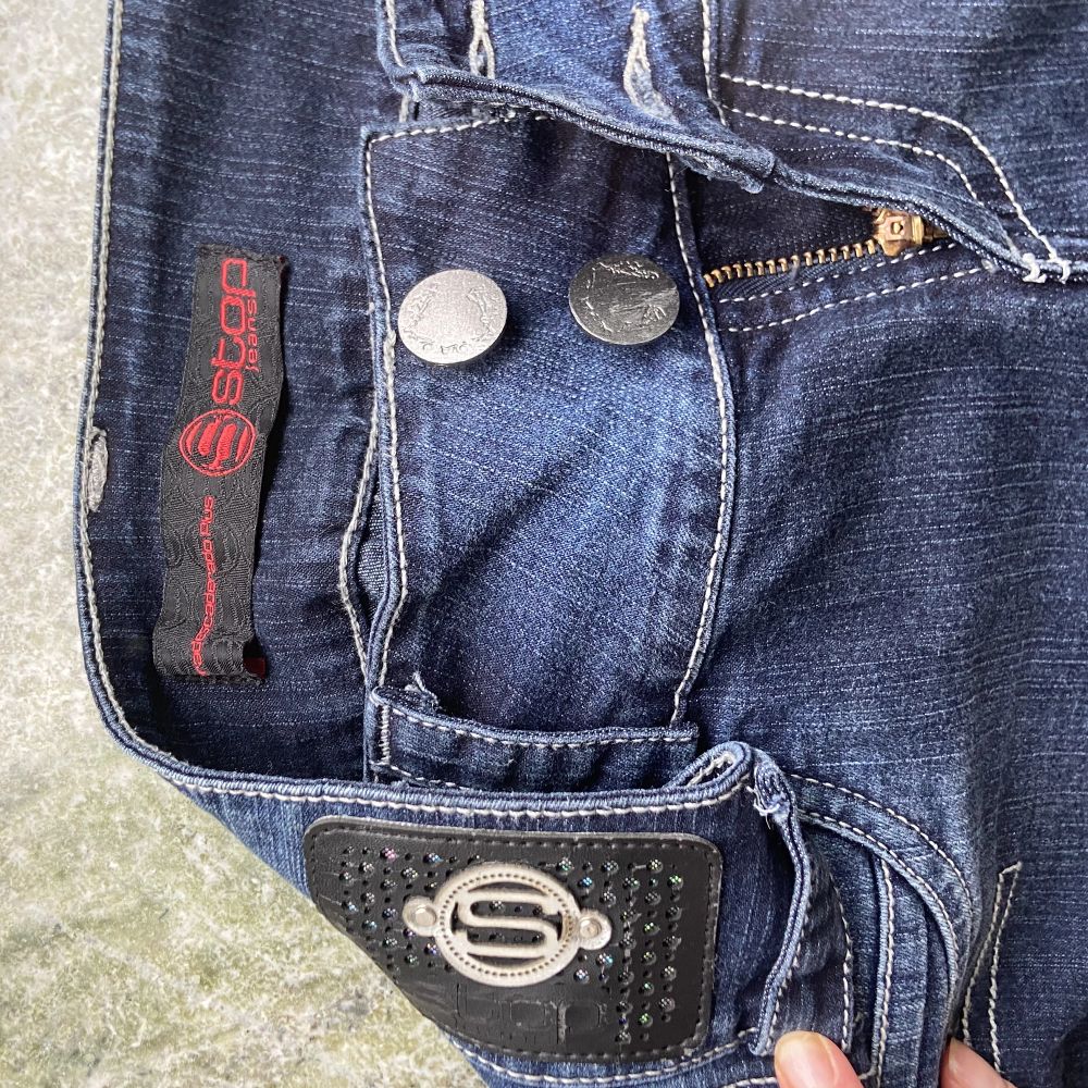 Säljer dessa skit snygga y2k bootcut jeansen. Helt oanvända! Storlek S. Skriv för fler frågor! . Jeans & Byxor.