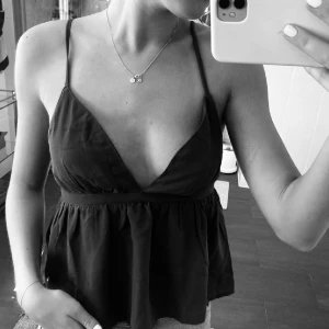 Svart linne topp - Säljer denna eftertraktade toppen från Bikbok. Forfande i nyskick då den aldrig kommit till användning. Fraktas på köparens bekostad. (Första bilden är lånad)