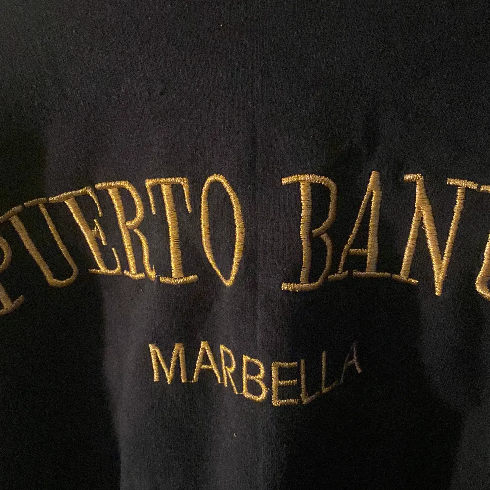 Puerto Bano Marbella med guld text in broderat! Jättesnygg vintage. Står storlek L men tror det är barn storlek, den passar storlek s för män och m för kvinnor!. Hoodies.