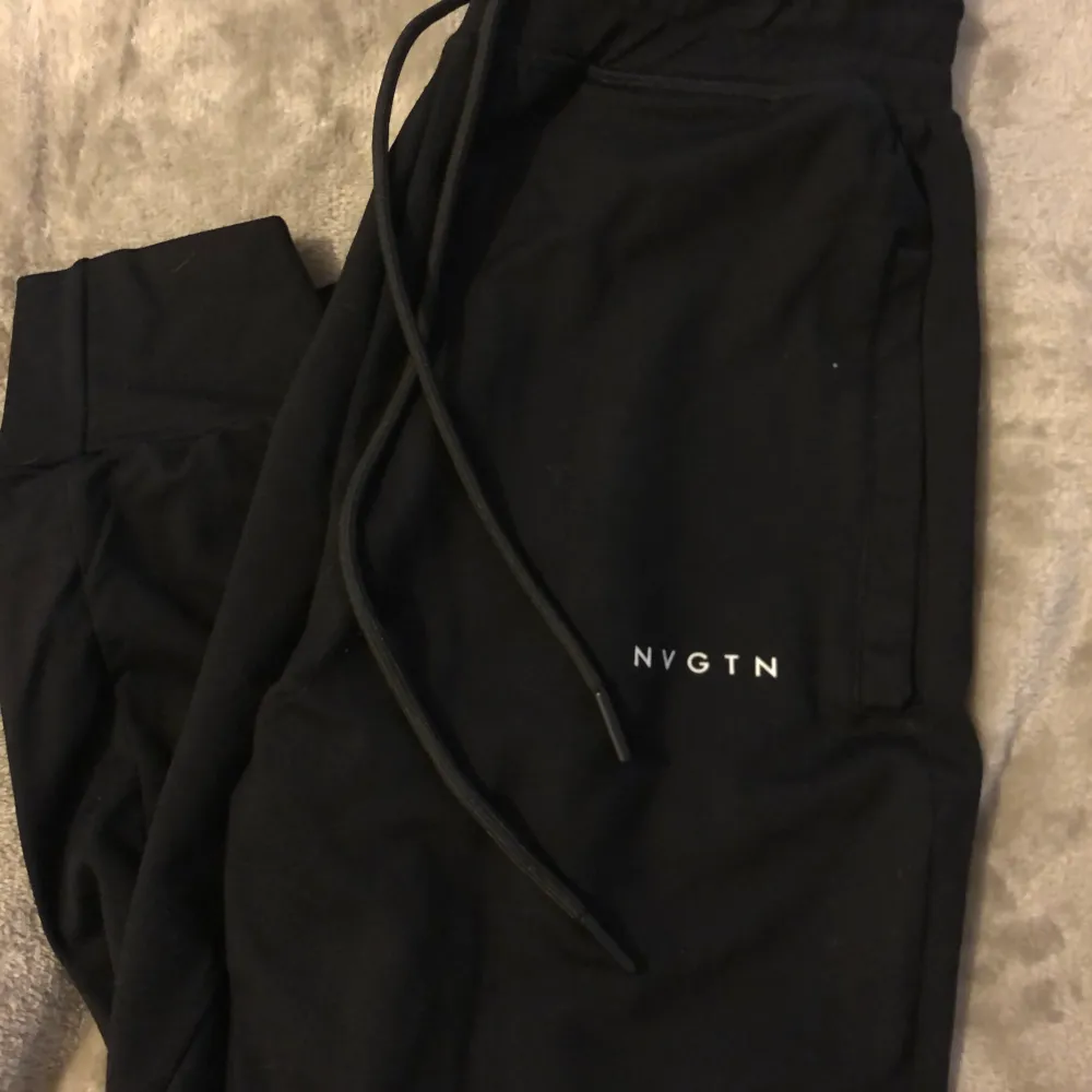 Super bekväma NVGTN joggers storlek S, super bekväma och bra kvalitet väldigt lite använda 💕. Jeans & Byxor.