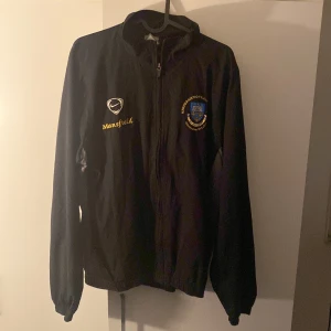 Nike jacka, vårjacka, träningsjacka - Svart windbreaker jacka. Jättesnygg träningsjacka!