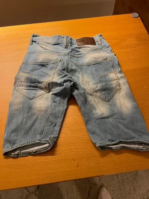 Denim shorts - Mycket fina denim shorts. Inga slitskador, bra kvalite. Nypris 700 kr. Märke: G star raw