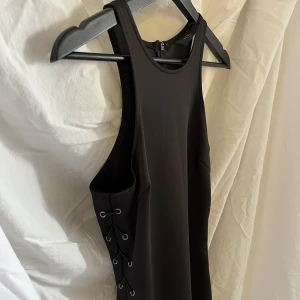 Fest klänning  - Jätte fint fest klänning  Nästan oanvänd  Jag är 167cm och den kommer under knäna för mig  M/s  Fråga!