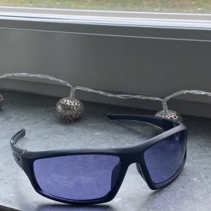 Solglasögon  - Snygga solbrillor som funkar till sport, fest eller vardagen! Glaset är lite mer på den blåa sidan.