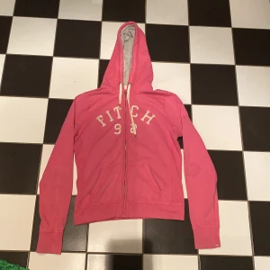 Tröja - Supersnygg rosa zipup i nyskick från avercombie & fitch, köpte den för 499kr💕💕