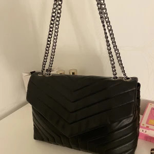 Axelremsväska  - En super fin nästan helt ny praktisk väska som man får plats med VÄLDIGT mycket saker i!❤️med kedjeband (inte äkta skinn) väldigt många olika fack att ja sina saker i, (olika storlekar)