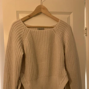 Snygg tröja med slits på sidan  - Snygg tröja med slits på sidan. 