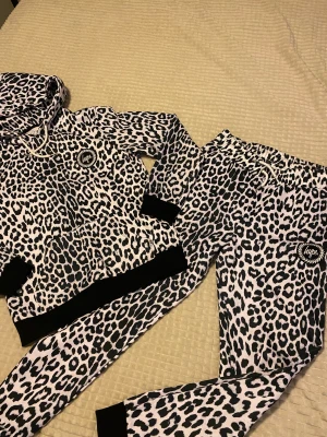 Hype set, medium  - Använt men ok skick, lite nopprig o så.  Storlek medium Finns även på tradera bud från 400kr 
