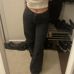 JUNKYARD Wide leg jeans - Svarta wide leg jeans från Junkyard, i storlek 27 i midja (36/38). En av mina favoriter genom alla tider, men tyvärr kommer dom inte till användning längre. Väldigt bra skick, inga defekter🖤