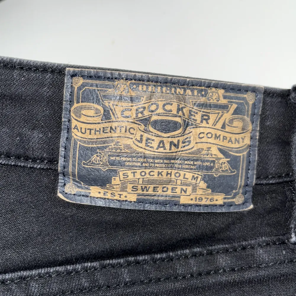 Storlek: Waist 28, Length 33  Mina mått för referens: midja 72, höfter 88, stuss 100 och jag är 162 lång. Lågmidjade crocker jeans i väldigt fint skick som jag säljer eftersom jag aldrig använder dem. . Jeans & Byxor.