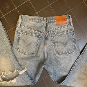 Snygga jeans från Levis som är i mycket bra skick!!! Hör av dig vid frågor!☺️ 
