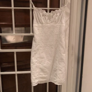 Sommarklänning  - Jättesöt sommarklänning från pull&bear!💘 Aldrig använd och lapp kvar. Säljer då den är för liten!💗