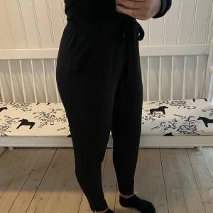 Byxor Happy Holly - Byxor från Happy Holly i storlek 40/42 med knytning i midjan. Använda fåtal gånger. 