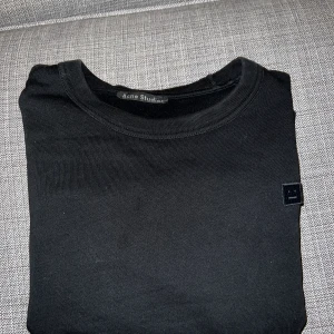 Acne face sweatshirt - Sweatshirt från acne studios i jättefin kvalitet. Boxning passform. Använd men jättefin kvalitet så fortfarande väldigt fräsch. Säljer pga för liten. En av mina favoriter.