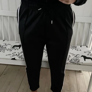 Sportig byxa - Svart byxa från boohoo i storlek 12, använd fåtal gånger.