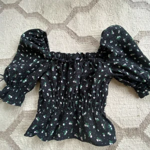 Blus/croptop  - Kort puffärms blus från h&m. Storlek xxs med jättefint blommönster, nästan aldrig använd🌸