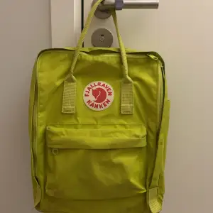 Fjällräven Kånken i färg Birch Green <3 Klassisk, välvårdad och rymlig (16L) Väldigt bra skick men något smutsig nedtill i botten och ett litet märke framsida upptill - se bilder. Pris kan diskuteras :)