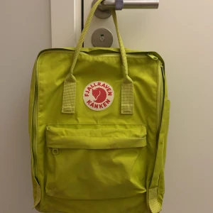 Fjällräven Kånken  - Fjällräven Kånken i färg Birch Green <3 Klassisk, välvårdad och rymlig (16L) Väldigt bra skick men något smutsig nedtill i botten och ett litet märke framsida upptill - se bilder. Pris kan diskuteras :)