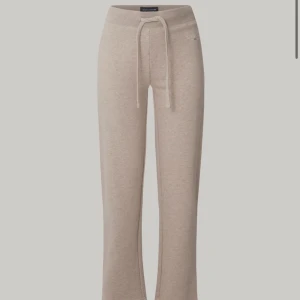 Lexington byxor  - Super snygga lexington mjukis byxor! 💞 Köpta för 1100kr, ändast använda fåtal gånger så de är i nyskick😁 