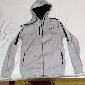 NIKE - Säljer min Nike tröja för 300 storlek ny inte använd så mycket 