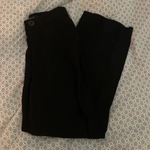 Svarta Kostymbyxor  - Säljer helt nya kostymbyxor från Gina tricot då de inte kommer till användning! Jag har endast testat dom 🤍 de är avklippta och passar mig som är ca 155 cm 😊