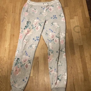  Matchande mjukis sätt  - Jag säljer för att de inte riktigt är min stil och de är lite för små. Med blommor och text på.