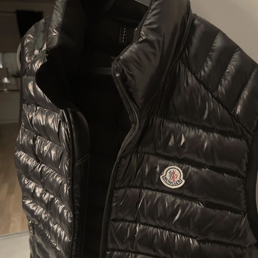 Säljer denna fina Moncler väst som är i superbra skick! Säljer pga att jag inte använder längre. Scankoden funkar och tar dig direkt till monclers hemsida. . Tröjor & Koftor.