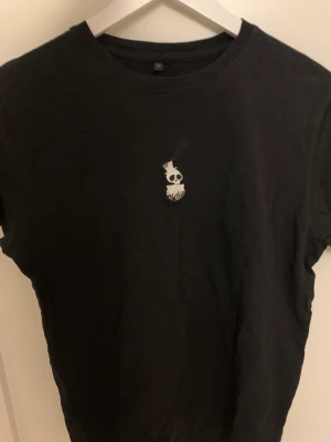 Louis tomlinson tröja - Louis tomlinson äkta merch!! Jätte fin och knappt använd, köpt från speciellt merch drop och går ej att få tag på längre💞pris går att diskuteras vid snabb affär. Storlek M men passar XS-L