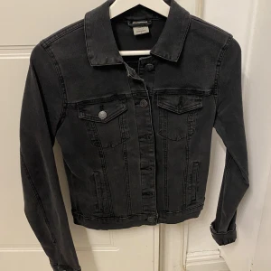 Jeansjacka svart - Svart jeansjacka från Vero Moda! Fint skick!💞