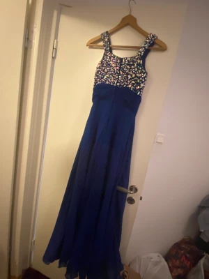 2 stycken blå festklänningar  - Jag säljer mina två identiska festklänningar för barn, en för 10 åring och den andra för 14 år. Den minsta är oanvänd medan den för 14 år är endast använd 1 gång.
