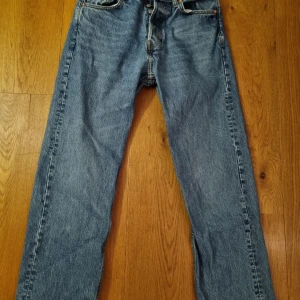 Weekday Space Relaxed Jeans - Ett par Space Relaxed Jeans från Weekday i storlek 27/30. Säljer dom föratt den passar inte längre och är i bra skick!