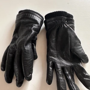Svarta skinnhandskar - Svarta mjuka skinnhandskar från Gaucho Ull inuti