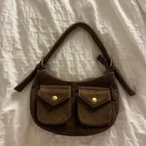 Brandy Melville väska - Säljer min brandy Melville väska eftersom att den aldrig kommer till använding, Nypris var 390.  Använd köp nu💗