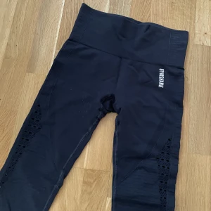 Gymshark träningstights - Träningstights från gymshark som är sparsamt använda och därför nyskick❤️ modellen ”energy seamless leggings” och originalpris är ca 550 tror jag