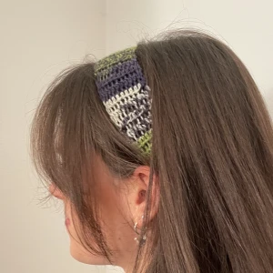 Hårband - Virkat hårband☺️ Kolla min profil för fler färger💕just denna variant görs i de färger som finns på sista bilden. Kan även göra massa andra färger på beställning!  jag erbjuder GRATIS FRAKT i kuvert!🤗