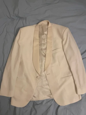 Overaized kavaj - Vit oversized kavaj säljes! Är i bra skick men finns nån liten fläck. Hittar ingen storlek men skulle gissa på L. Köparen står för frakt.